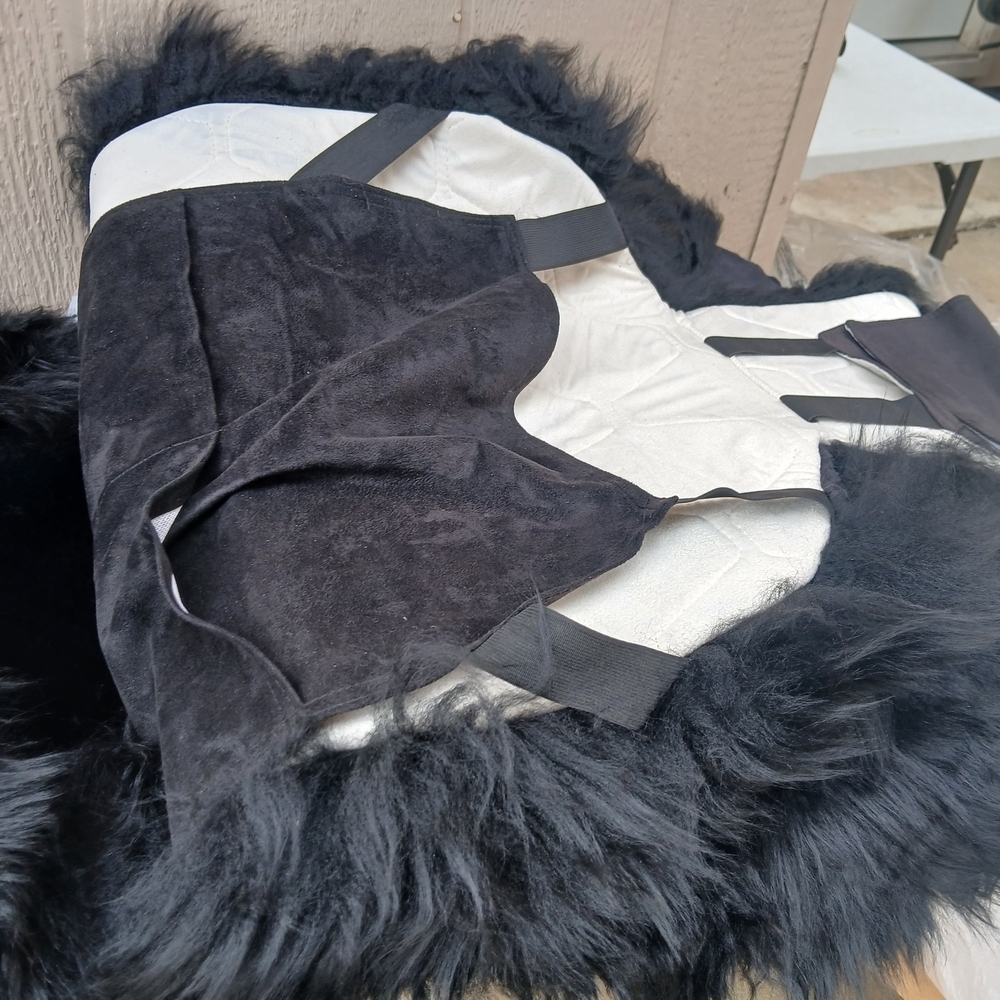 Luxurious Black Fur Vest - Picture 6 of 8